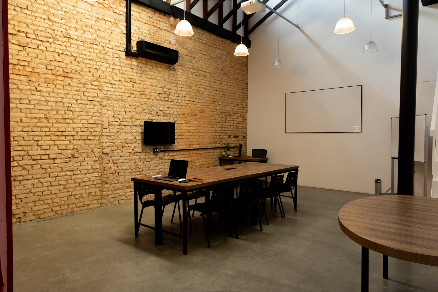 Sala de reunião com parede de tijolos aparentes